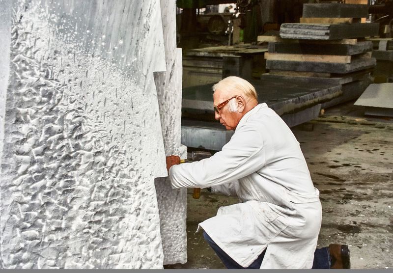 Heinz Mack bei der Arbeit, 2014 © Archiv Atelier Mack, Foto: Anno Rickert